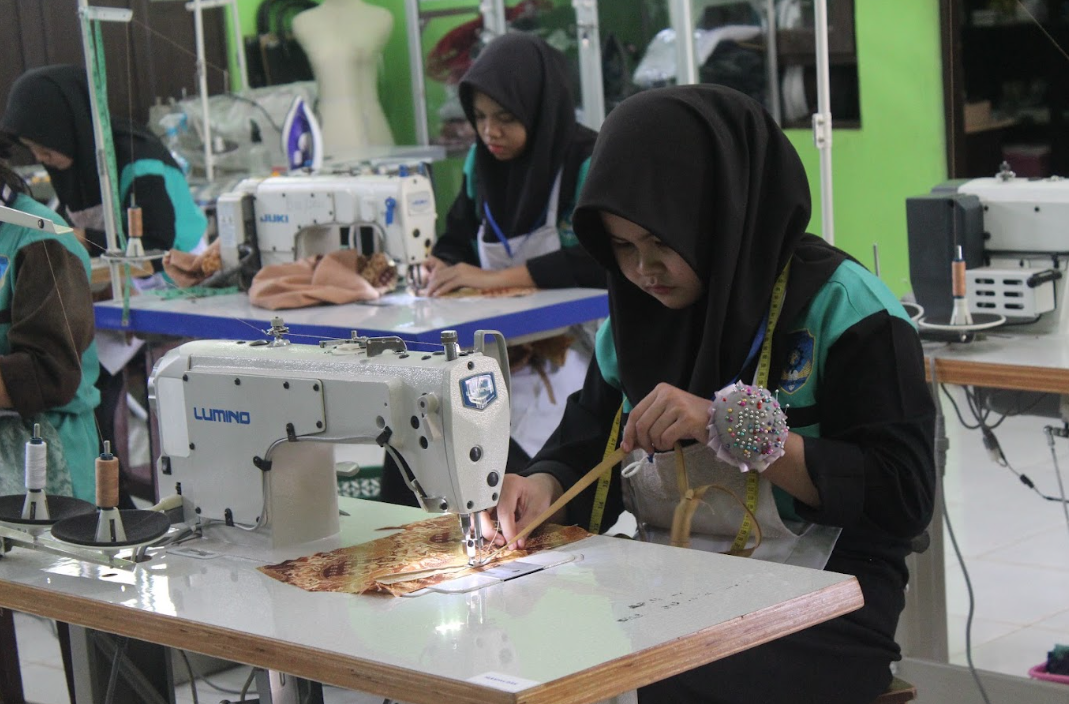 Desain dan Produksi Busana
